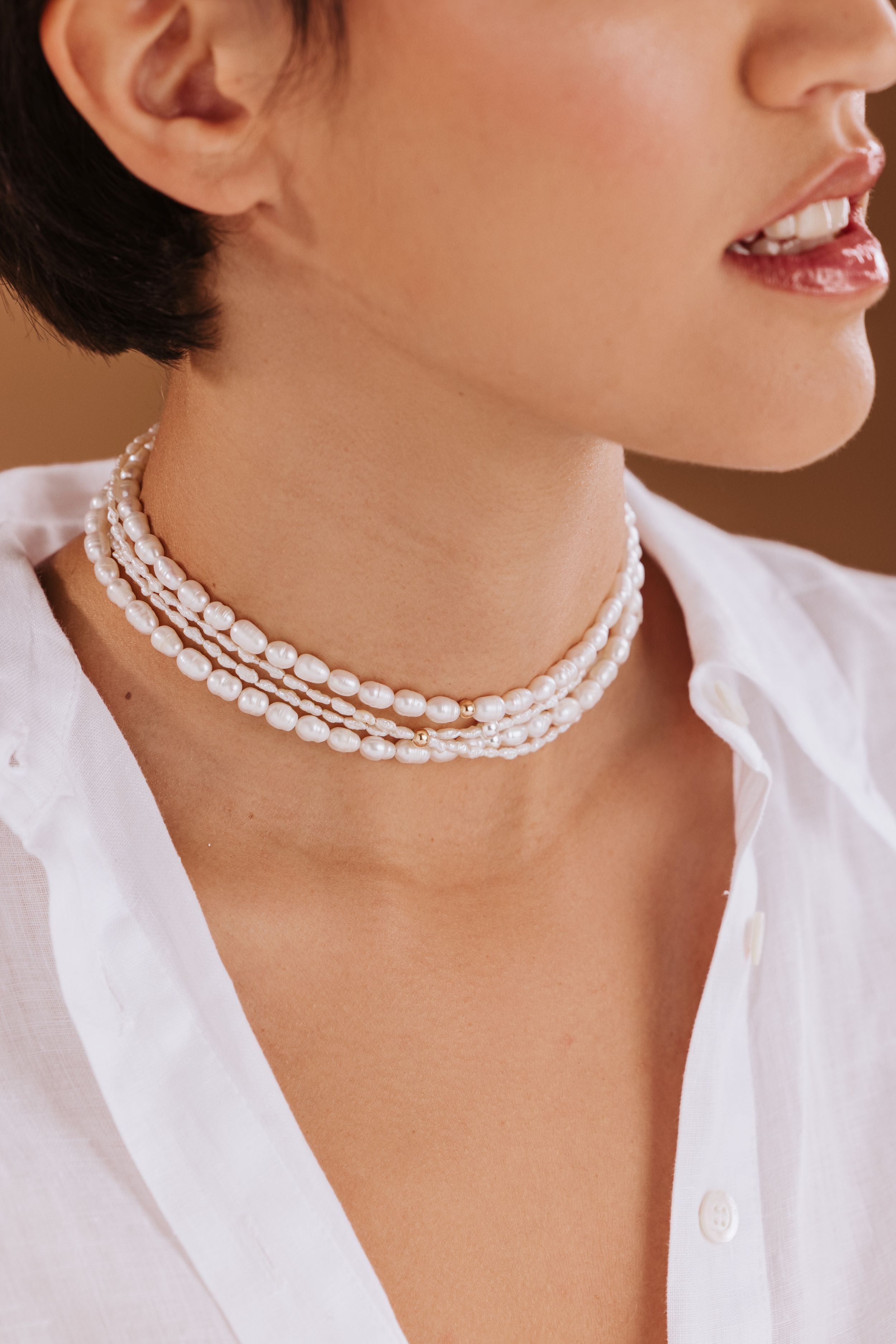 Al modella indossa tutte le Anami: la micro e la classica con finiture in oro 14 kt e argento 925