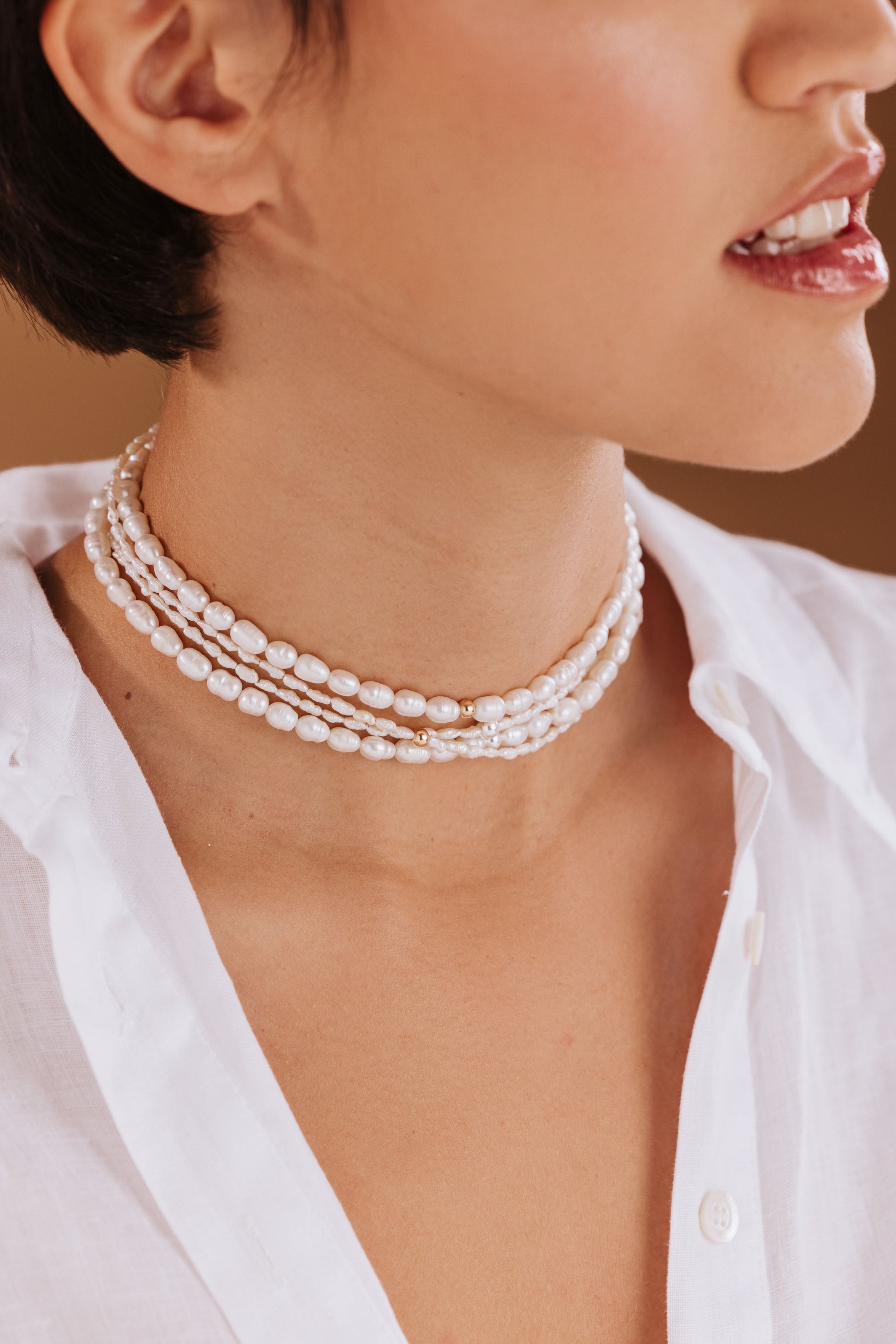 Al modella indossa tutte le Anami: la micro e la classica con finiture in oro 14 kt e argento 925